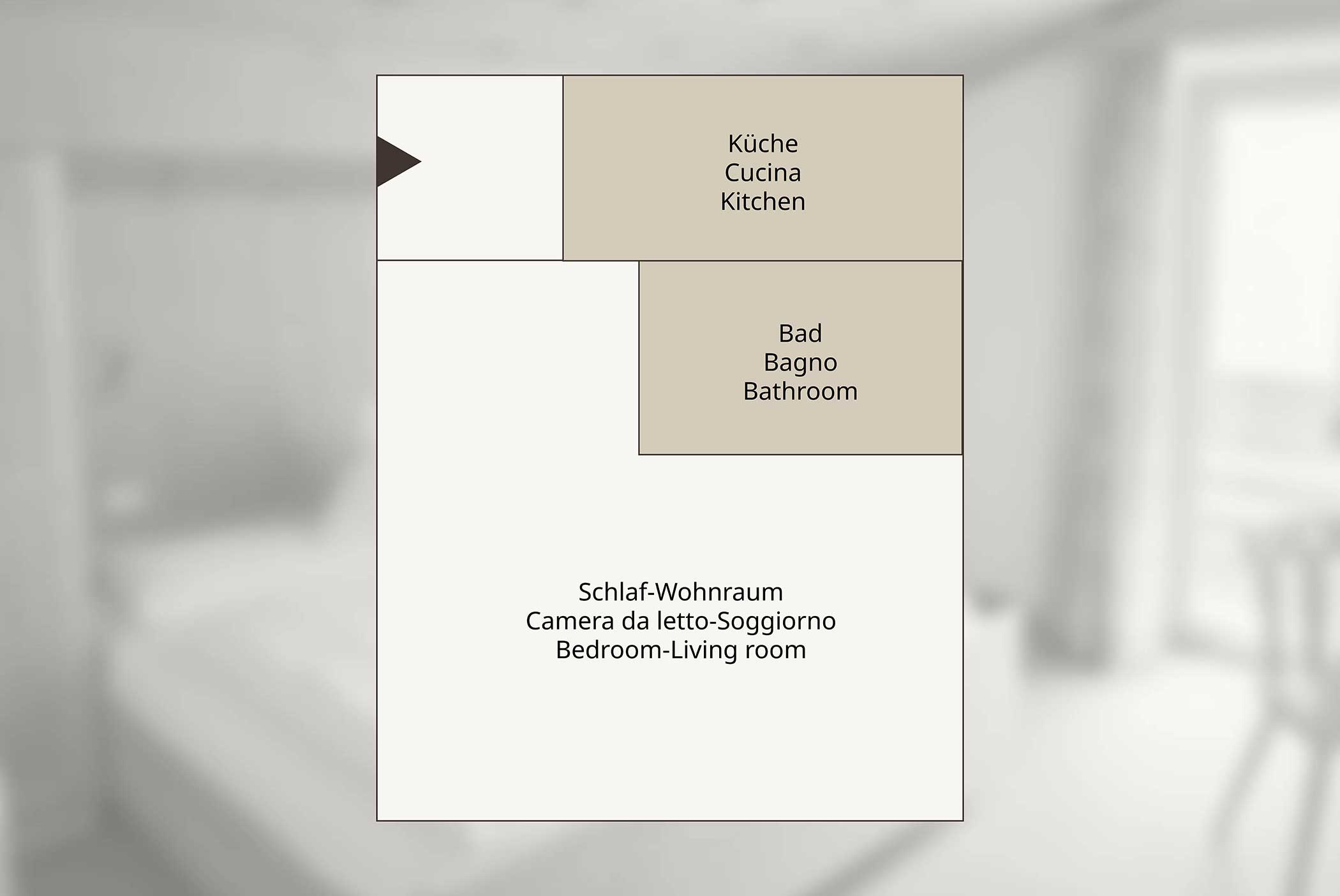 Einfacher Grundriss mit beschrifteten Bereichen: Küche, Bad und Schlafzimmer-Wohnzimmer auf Deutsch, Italienisch und Englisch. - Hotel Mooserhof